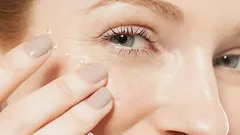 5 chýb, kvôli ktorým vyzerá pokožka okolo očí unavene práve u žien, ktoré o seba dbajú